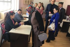 Bitlis Valisi İsmail Ustaoğlu’nun eşi Şenay Ustaoğlu Tatvan'daki öğrencileri ziyaret etti