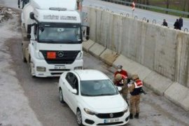 Korona Virüs salgını tedbirleri kapsamında Güroymak’ta araç kontrol noktası oluşturuldu