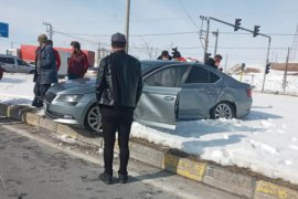 Tatvan’da İran Plakalı Tır İle Otomobil Çarpıştı