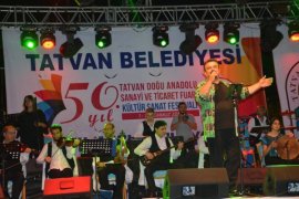 Bülent Serttaş Tatvan’da konser verdi