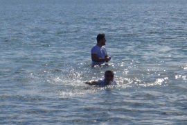 Van Gölü'nde Eksi 8 Derecede Yüzme Etkinliği