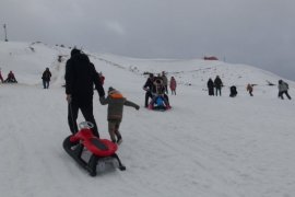 Vatandaşlar Yarıyıl Tatilini Bitlis’teki Kayak Merkezinde Değerlendiriyor