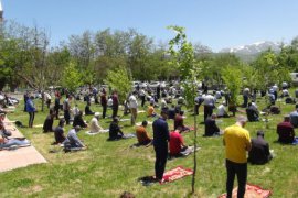 Tatvan'daki açık alanlarda Cuma Namazı kılındı