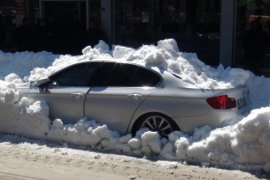 Tatvan’da 5 aracın üzerine kar düştü