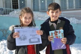 Kaymakam Demirer, Öğrencilerin Karne Sevincine Ortak Oldu