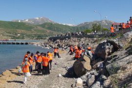 Van Gölü Sahilinde Temizlik Çalışması