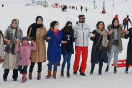 Bitlis’te ‘Meşaleli Kayak Festivali’ Düzenlendi