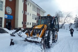 Tatvan’daki okul bahçelerinde kar temizliği yapıldı