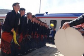 Van Gölü Ekspresi yolcuları Tatvan’da çiçeklerle karşılandı