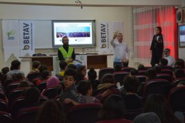 Aktivistler Tatvan’daki Okullarda Seminer Düzenledi