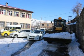 Bitlis’te Okul Bahçeleri Kardan Temizleniyor