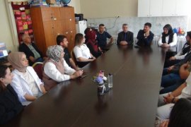 Lise Öğrencileri Öğretmenler İçin Önlük Üretti