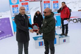 Bitlis'te ‘Kayaklı Koşu 1. Etap Yarışları’ yapıldı