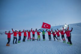 Bitlis Belediyesi, Eksi 20 Derecede Meşaleli Kayak Gösterisi Düzenledi