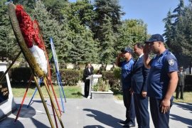 Tatvan’da Zafer Bayramı Nedeniyle Çelenk Sunma Töreni Düzenlendi