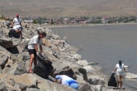 Doğaseverler ile Aktivistler Van Gölü Sahilinde Çöp Topladı