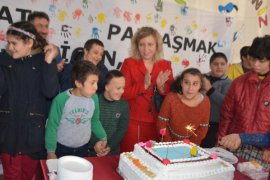 Arzu Özkan özel çocuklar ile birlikte pasta kesti