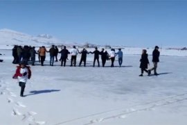 Donmuş Göl Üzerinde Halay Çekip Top Oynadılar