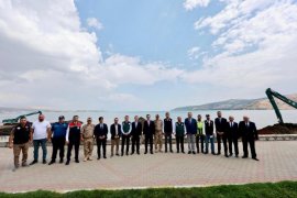 Vali Karakaya Van Gölü Sahilinde Yürütülen Dip Çamuru Temizliği Çalışmalarını İnceledi