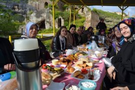 Tatvanlı kadınlar Hasankeyf'i gezdi