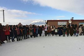 Bitlis’te ‘Meşaleli Kayak Festivali’ Düzenlendi