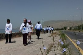 Van Gölü İçin Yürüyen Kadınlar ile Aktivistler Aydınlar Beldesi’ne Ulaştı