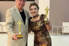 Kuaför Eğitmeni Şefika Zirek Yılın Başarı Ödülünü Aldı