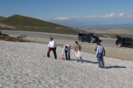 STK’lar yaban hayvanlarına yiyecek ulaştırmak için harekete geçti