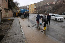 Fırtınadan Dolayı Bitlis’te Çatılar Uçtu