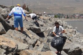 Doğaseverler ile Aktivistler Van Gölü Sahilinde Çöp Topladı