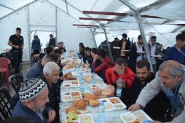 Bitlis Valisi İsmail Ustaoğlu, iftar çadırında vatandaşlarla iftar yaptı