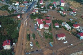 Tatvan ve Ahlat'ta sağanak yağış su baskınlarına neden oldu