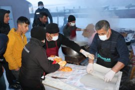 Bitlis Belediyesi, Eksi 20 Derecede Meşaleli Kayak Gösterisi Düzenledi