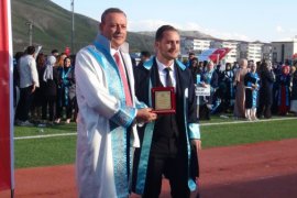 Bitlis Eren Üniversitesi'nde Mezuniyet Töreni Düzenlendi