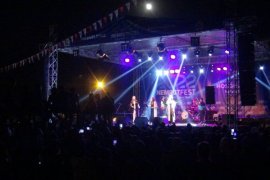 Üç Kız Kardeşin Tatvan’daki Konserine Yoğun İlgi