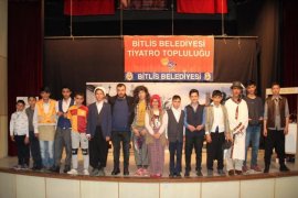 Bitlis Belediyesinden Öğrencilere Tiyatro keyfi