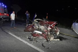 Trafik kazasında 3 kişi hayatını kaybetti 8 kişi yaralandı