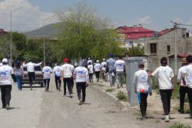 Van Gölü İçin Yürüyen Kadınlar ve Aktivistler, Tatvan Sahilini Dolaştı