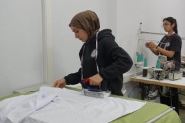 Lise Öğrencileri Öğretmenler İçin Önlük Üretti