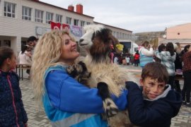 Gönüllüler Köy Okulu Öğrencileri İçin Etkinlik Düzenledi ve Hediye Dağıttı