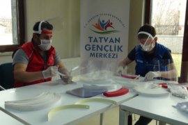 Gönüllü gençler tarafından üretilen siperli maskelerin dağıtımına başlandı