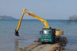 Tatvan Sahilinde Van Gölü Dip Temizliği Çalışmaları Devam Ediyor