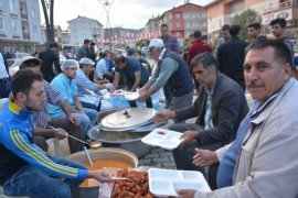 AK Parti Bitlis milletvekili adayları Hizan’da çiçeklerle karşılandı