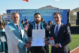 Bitlis Eren Üniversitesi'nde Mezuniyet Töreni Düzenlendi