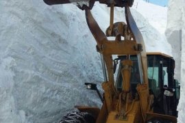 Bitlis’te kar yağışından dolayı kapanan 84 köy yolunun ulaşıma açma çalışmaları sürüyor