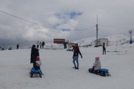 Vatandaşlar Yarıyıl Tatilini Bitlis’teki Kayak Merkezinde Değerlendiriyor