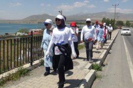 Aktivistler Van Gölü Temizliğine Dikkat Çekmek Amacıyla Sahilde Çöp Topladı