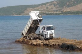 Tatvan Sahilinde Van Gölü Dip Temizliği Çalışmaları Devam Ediyor