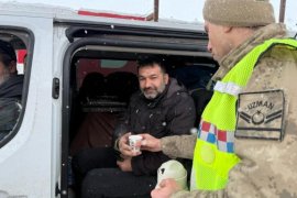 Karda Mahsur Kalan Vatandaşları Jandarma Kurtardı