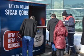 Tatvan Belediyesi, Sıcak Çorba İkramı ile Gönülleri Isıtıyor